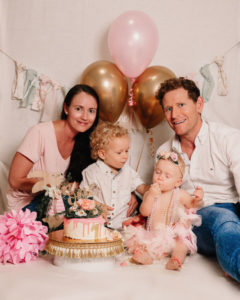 Family photo of mum, dad, baby girl & sibling at cake smash